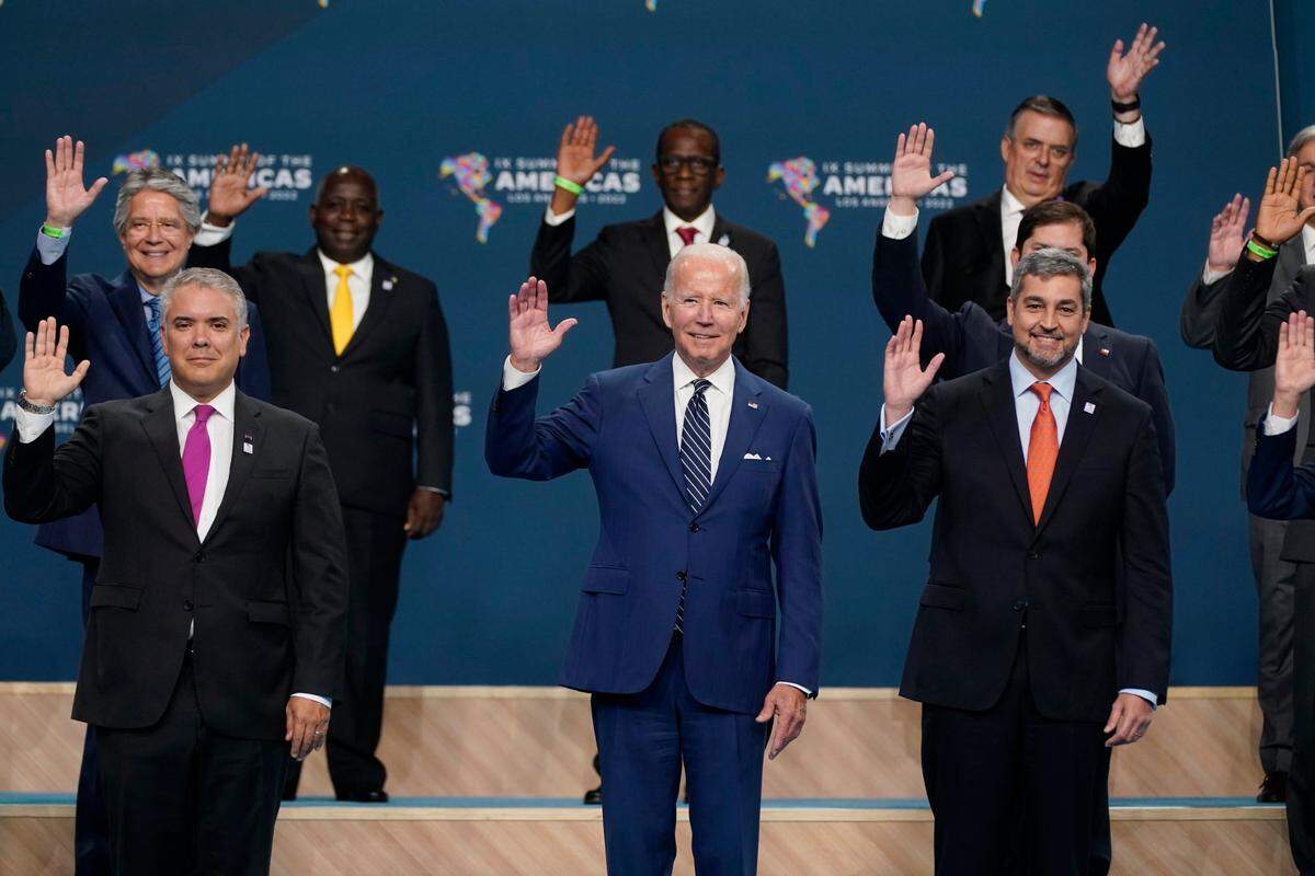 El presidente Joe Biden, al centro, participa en una foto junto al presidente de Colombia, Iván Duque, a la izquierda, y el presidente de Paraguay, Mario Abdo Benítez, y otros jefes de delegación en la Cumbre de las Américas, el viernes 10 de junio de 2022 en Los Ángeles.