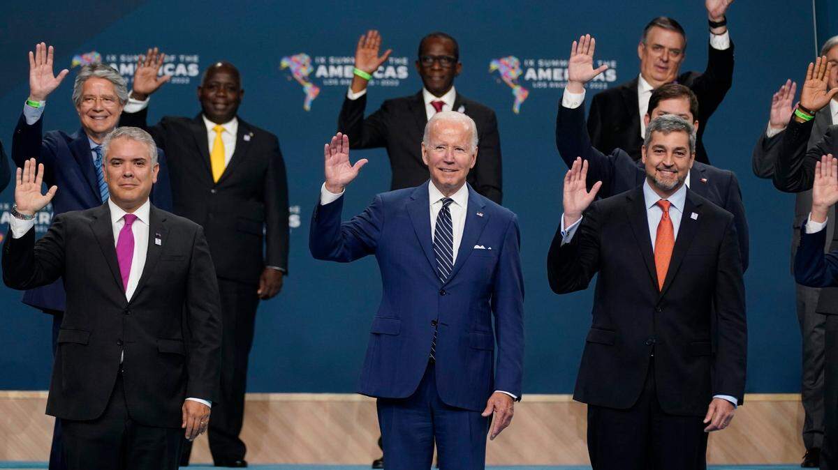 El presidente Joe Biden, al centro, participa en una foto familiar junto al presidente de Colombia, Iván Duque, a la izquierda, y el presidente de Paraguay, Mario Abdo Benítez, y otros jefes de delegación en la Cumbre de las Américas, el viernes 10 de junio de 2022 en Los Ángeles.