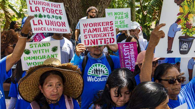 “Nuestras vidas están en juego”: trabajadores de viveros de Miami marchan por protecciones