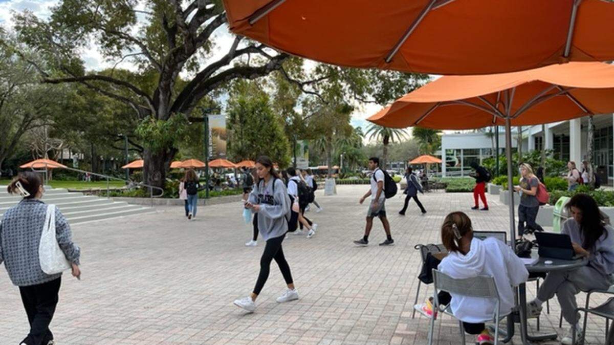 University of Miami students at the Coral Gables campus on Tuesday, Feb. 1, 2022. The university reopened its classrooms to in-person classes Monday after starting the spring semester remotely due to the surge in COVID cases stemming from the omicron variant.