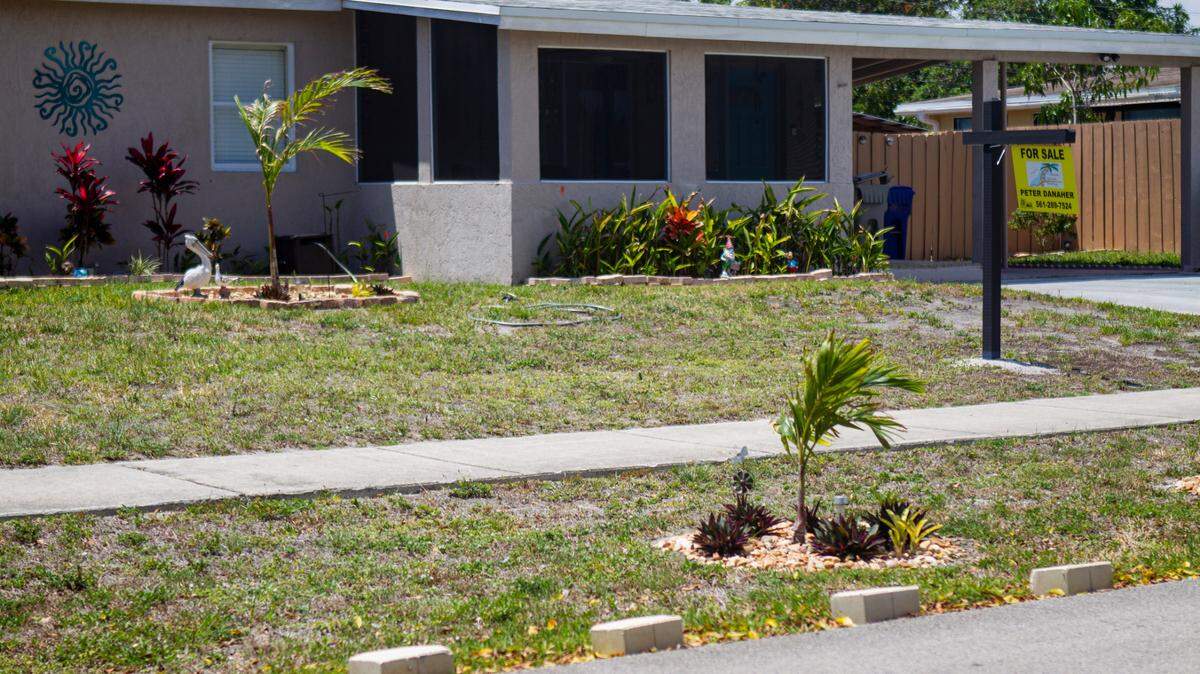 Real estate contributor Lew Sichelman writes of the power of “For Sale” signs. Above: A home with a “For Sale” sign in Pompano Beach, Florida on Monday, April 26, 2021.