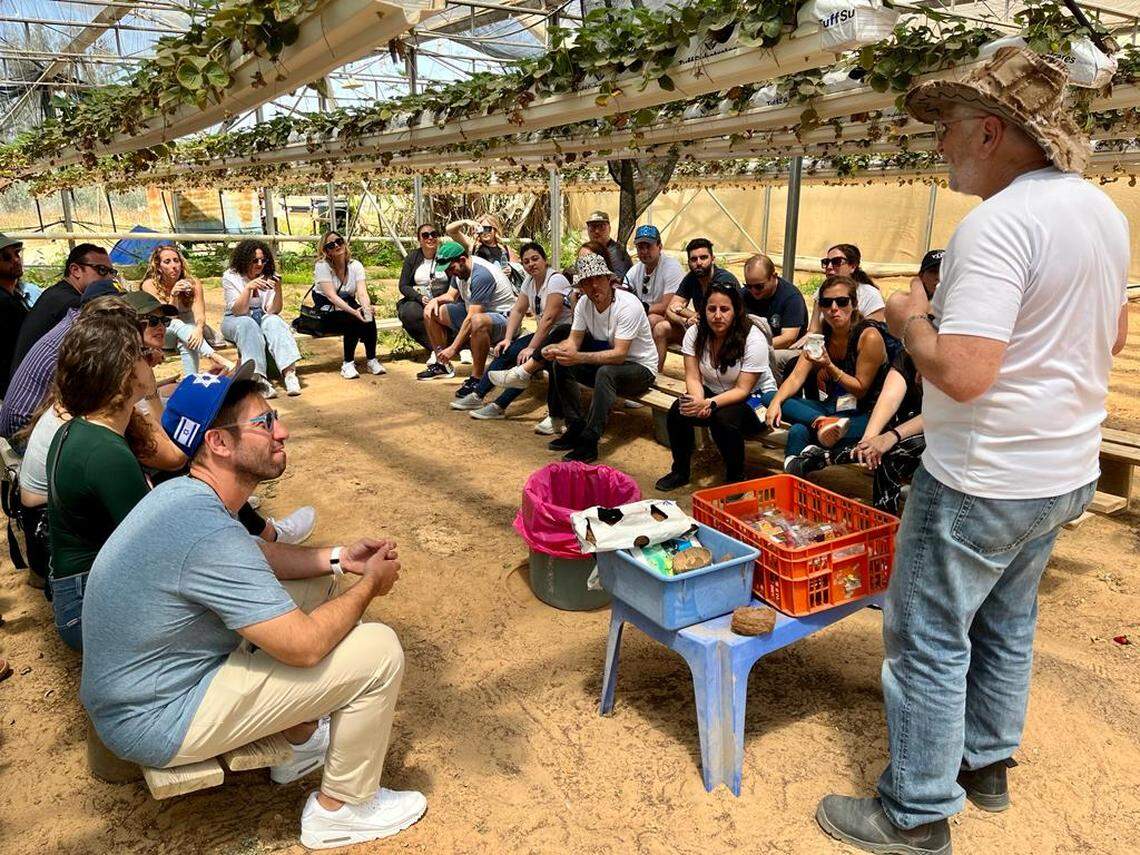 A visit to the greenhouses of the Northern Negev Desert offered Miami Mission participants a comprehensive insight into advanced Israeli high-tech agriculture.