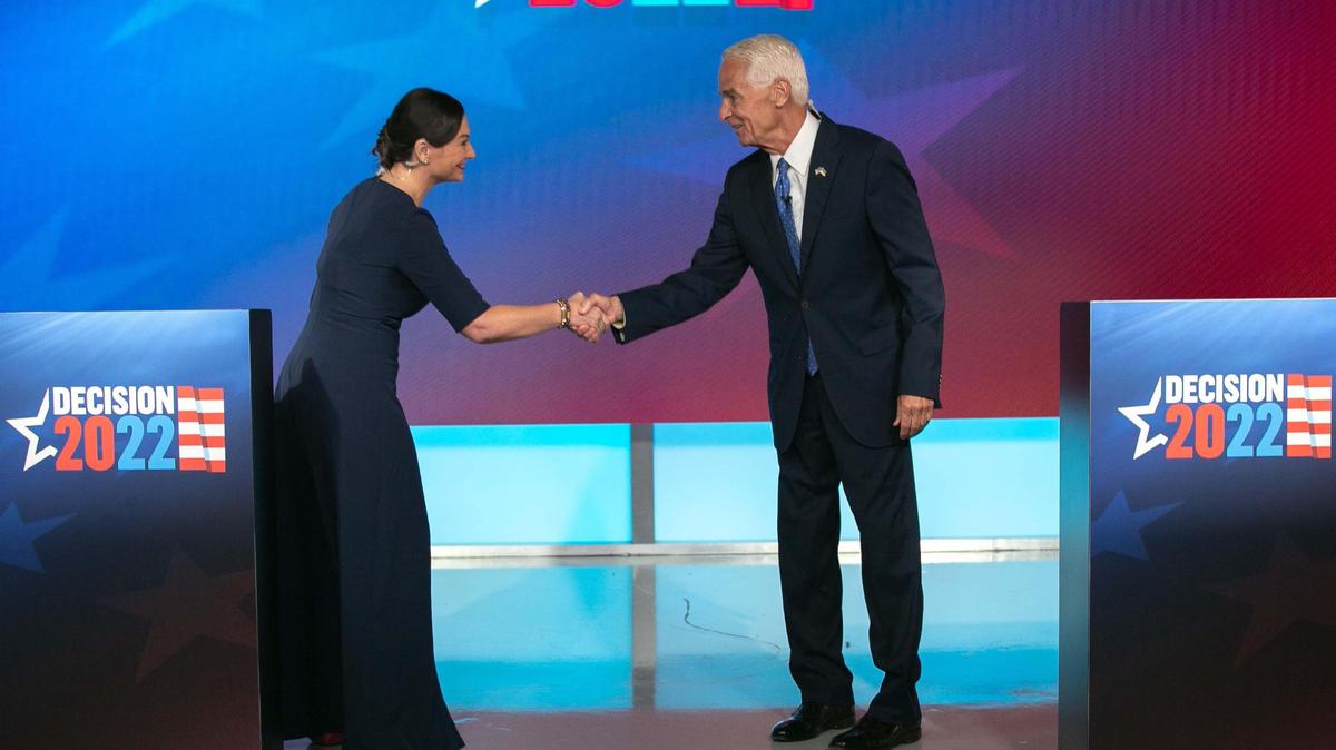 La comisionada de Agricultura Nikki Fried y el representante federal Charlie Crist se dan la mano momentos antes del inicio de 'Decisión 2022: Debate Gubernamental Demócrata' de Telemundo 51 / NBC 6, en Miramar, Florida..