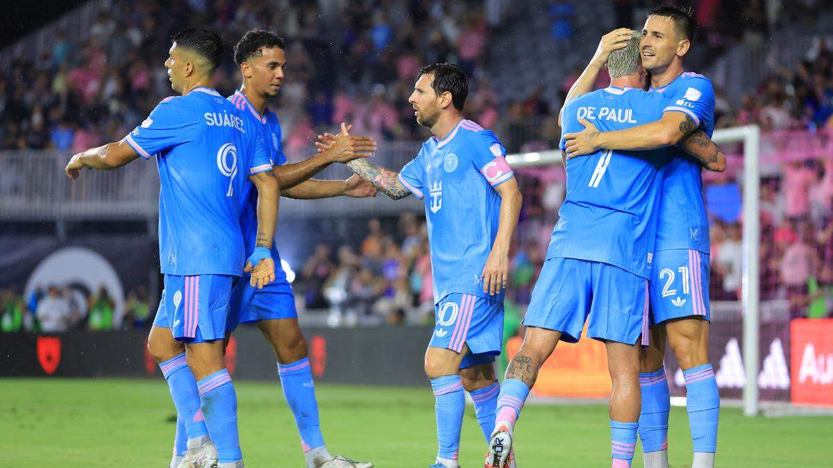 FORT LAUDERDALE, FLORIDA - OCTOBER 04: Tadeo Allende #21 of Inter Miami CF celebrates with teammates after scoring the team's first goal during the MLS match between Inter Miami CF and New England Revolution at Chase Stadium on October 04, 2025 in Fort Lauderdale, Florida. (Photo by Megan Briggs/Getty Images)