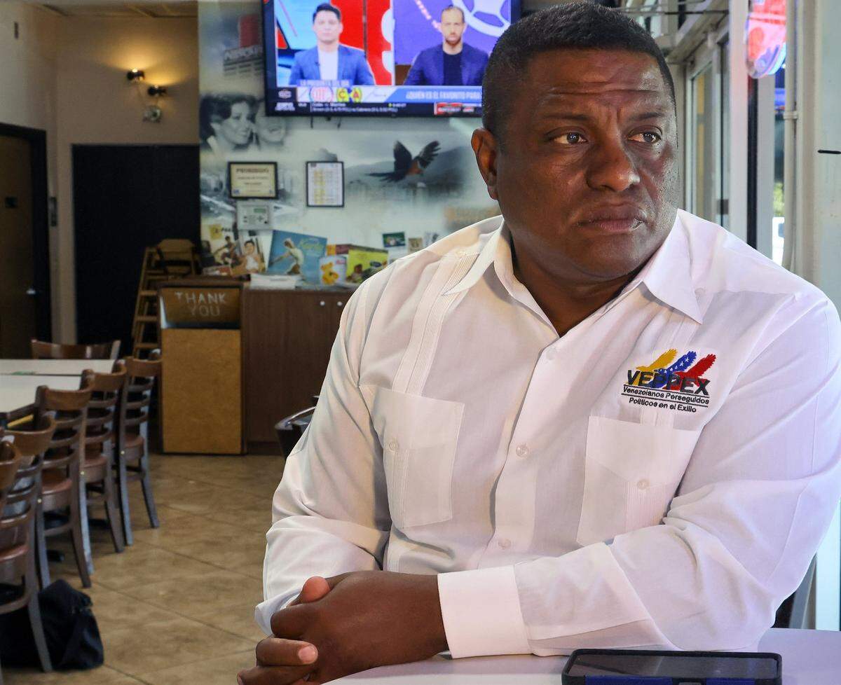 Jose Antonio Colina, the founder of VEPPEX, a nonprofit made up of Venezuelans who were politically persecuted and now live in exile, talks about the Supreme Court’s ruling on TPS for Venezuelans Monday at El Arepazo in Doral.