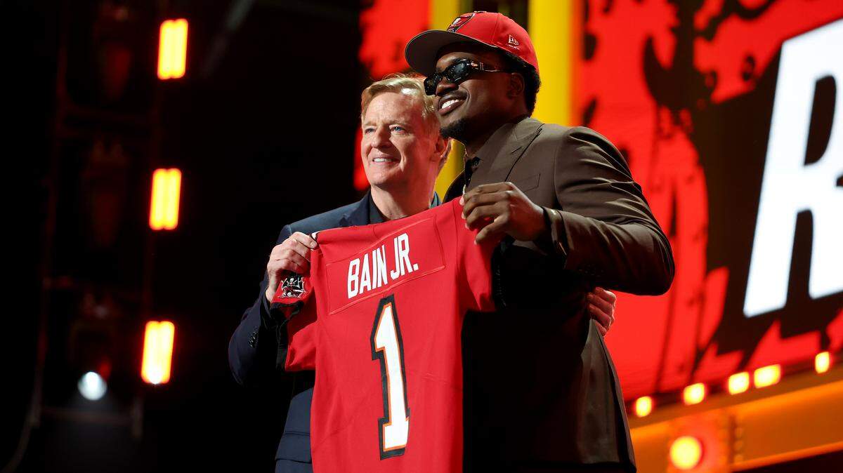 PITTSBURGH, PENNSYLVANIA - APRIL 23: Rueben Bain Jr. (R) of Miami poses with NFL Commissioner Roger Goodell (L) after being selected fifteenth overall pick by the Tampa Bay Buccaneers during Round One of the 2026 NFL Draft at Acrisure Stadium on April 23, 2026 in Pittsburgh, Pennsylvania. (Photo by Emilee Chinn/Getty Images)