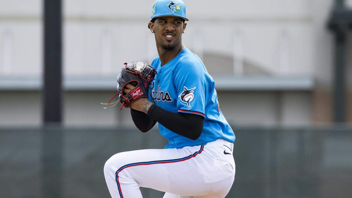 Miami Marlins pitcher Eury Pérez (39) pitches during the team’s first full-squad spring training workout at Roger Dean Stadium on Monday, Feb. 16, 2026, in Jupiter, Fla.