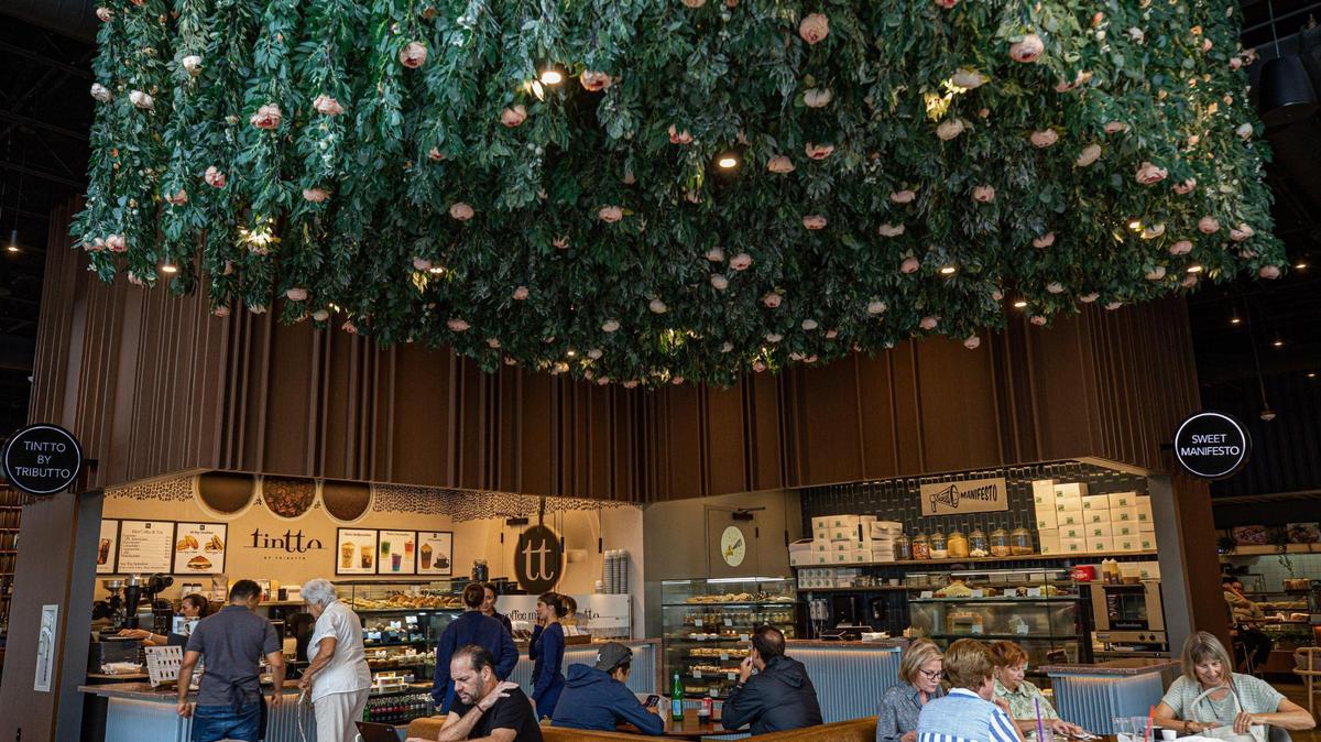 Los clientes cenan en el Shoma Bazaar de Doral, el salón de comida más nuevo en Miami-Dade.