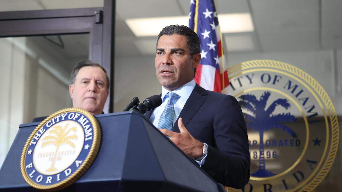 El alcalde de Miami, Francis Suárez (derecha), habla durante una conferencia de prensa junto al comisionado Joe Carollo para anunciar una pausa en los planes de vivienda para personas sin hogar en Virginia Key, el lunes 8 de agosto de 2022, en el Ayuntamiento de Miami.