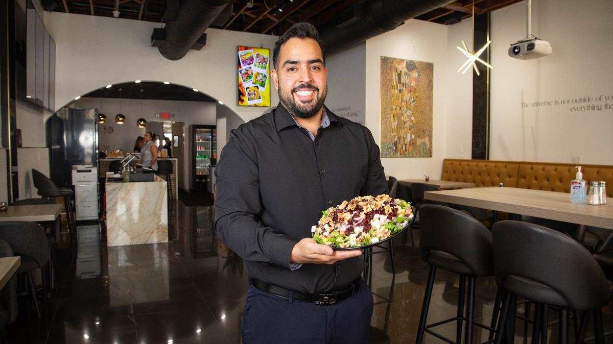 El propietario Amin Ebrahimi con una ensalada en el restaurante Shahs of Kabob en Coral Gables.