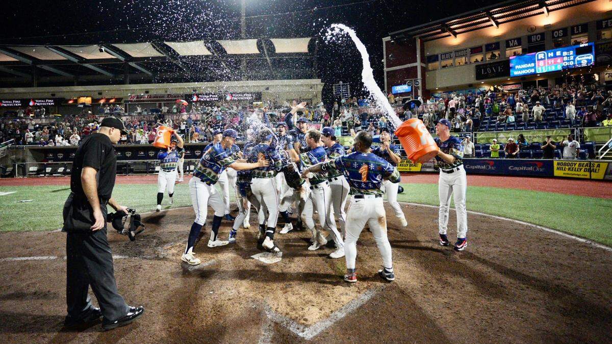 Los jugadores del Pensacola Blue Wahoos celebran tras el jonrón con bases llenas del cubano Victor Mesa Jr., el sabado 22 de julio de 2023.