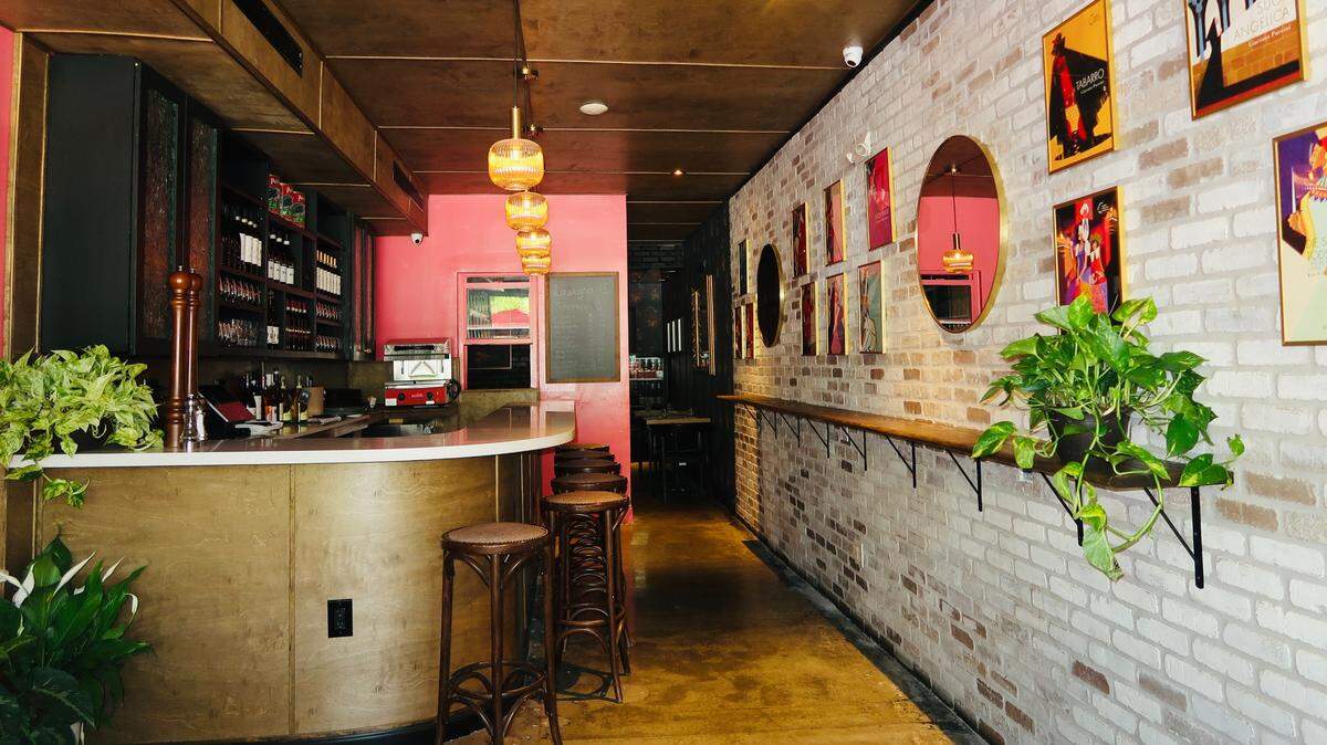 3190 restaurant in Coconut Grove offers only one entree: lasagna.
