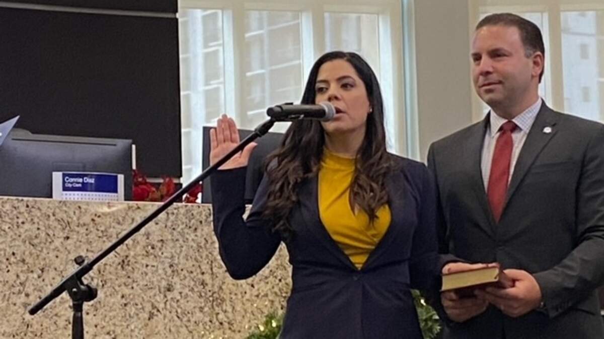 Barbie Hernández jura su cargo como administradora municipal de Doral.