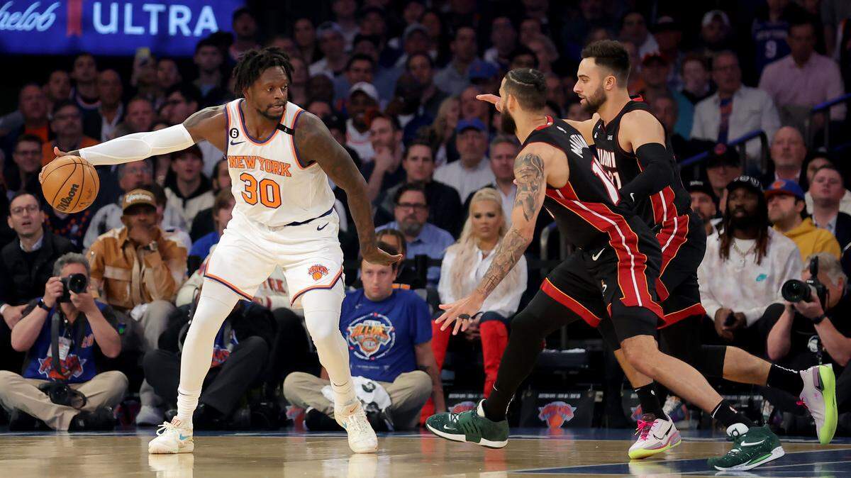 El jugador de los Knicks Julius Randle (30) trata de entrar al aro ante la marca de Max Strus (centro) y Caleb Martin, del Heat de Miami, en el partido celebrado el 2 de mayo de 2023 en el Madison Square Garden, en Nueva York.