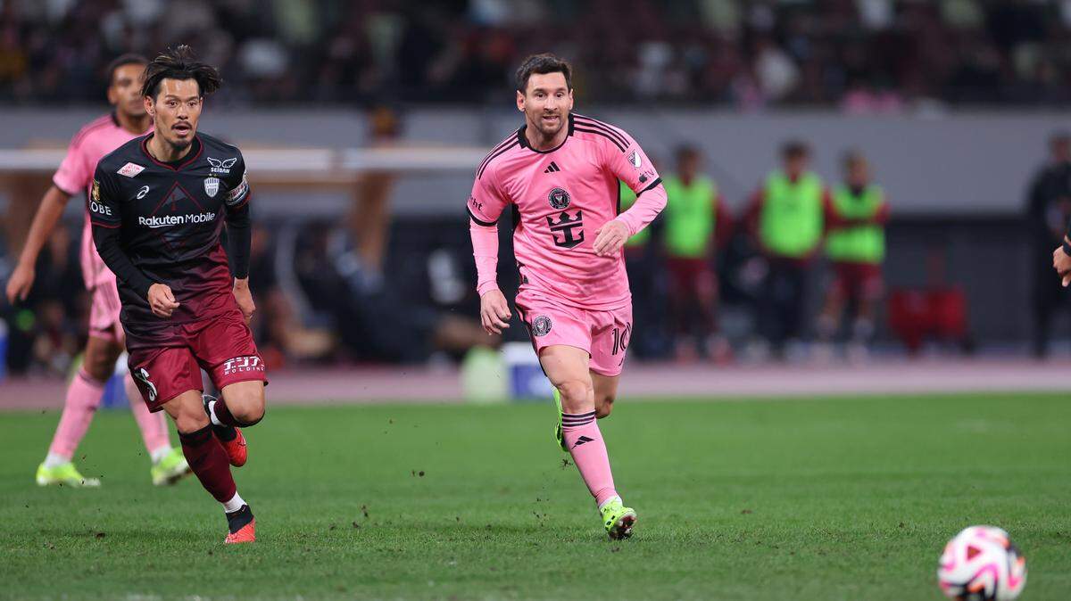 El delantero del Inter Miami CF Lionel Messi (10) pasa el balón contra el Vissel Kobe durante la segunda mitad de un amistoso de pretemporada en el Estadio Nacional de Japón. 7 de febrero de 2024; Tokio,