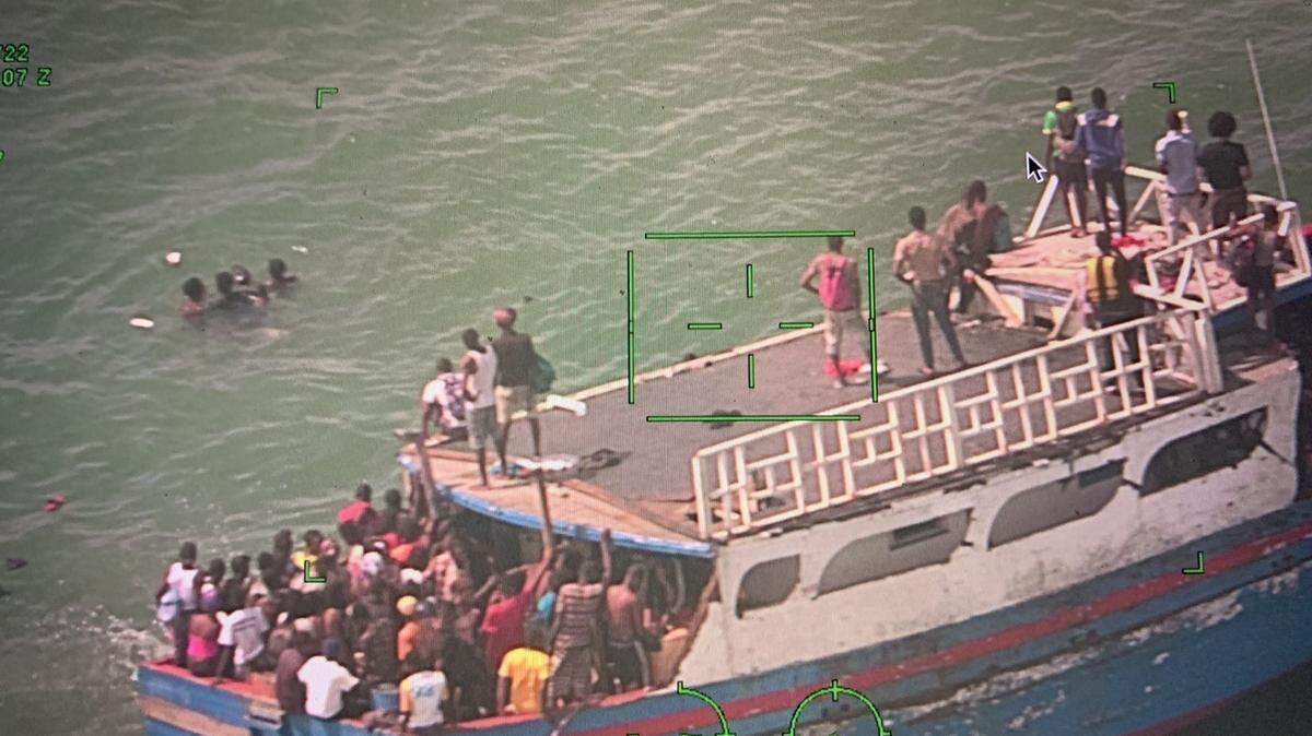 Un bote de madera repleto de inmigrantes de Haití llegó a las aguas poco profundas de Ocean Reef Club en Cayo Largo el domingo 6 de marzo de 2022.