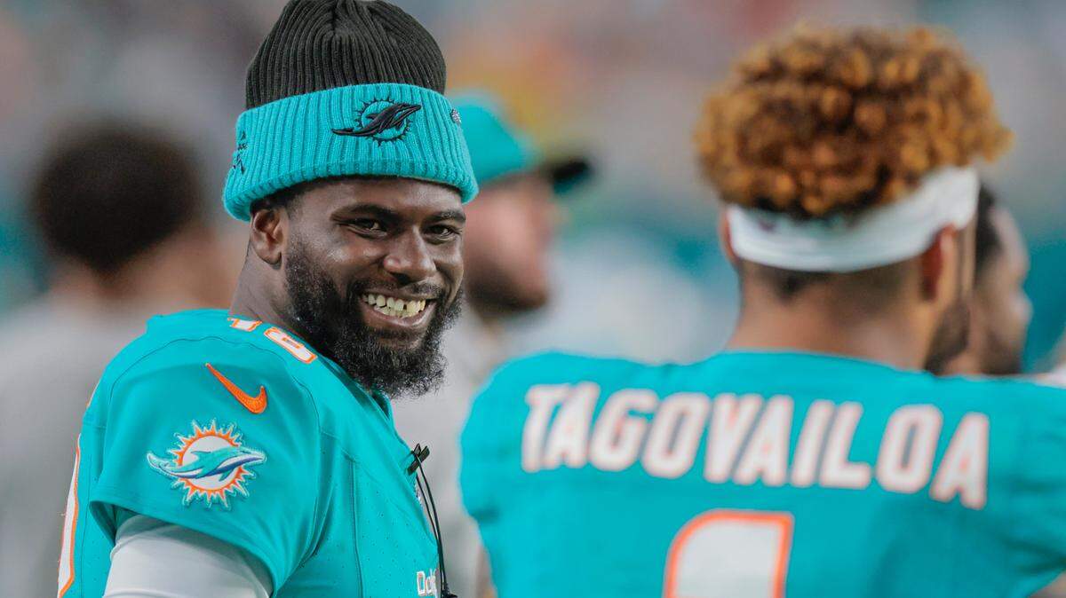 El quarterback suplente de los Dolphins, Tyler Huntley (izq.), al margen de la cancha junto al QB titular Tua Tagovailoa (1), en el juego de la NFL contra los 49ers el domingo 22 de diciembre de 2024 en el Hard Rock Stadium en Miami Gardens.