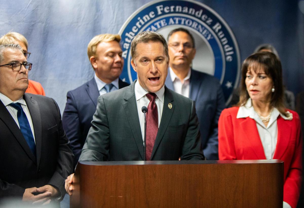 Dave Aronberg fue elegido por primera vez como fiscal estatal en 2012.