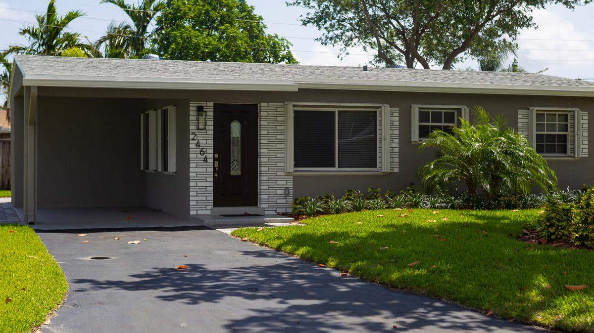 Delray Beach-based MV Realty offered Beatrice Nwana $850 to sign a listing agreement saying that if she decides to sell her Arlington, Texas, house at any time in the next 40 years, she will use MV as her listing agent. Above: A house for sale in Pompano Beach, Florida on Monday, April 26, 2021.