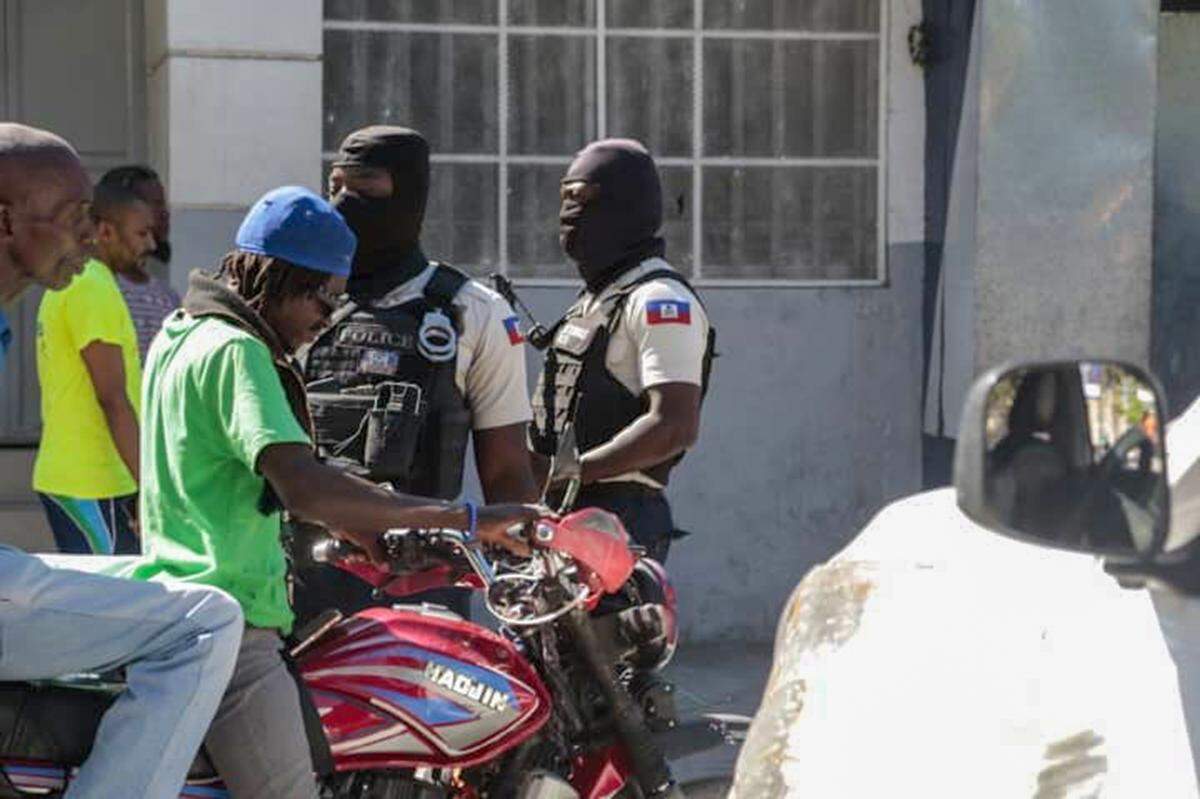 Haiti National Police officers at a checkpoint in Pétion-Ville after members of an armed gang coalition tried to attack the tony hillside community where most wealthy Haitians live on Tuesday, November 19, 2024.