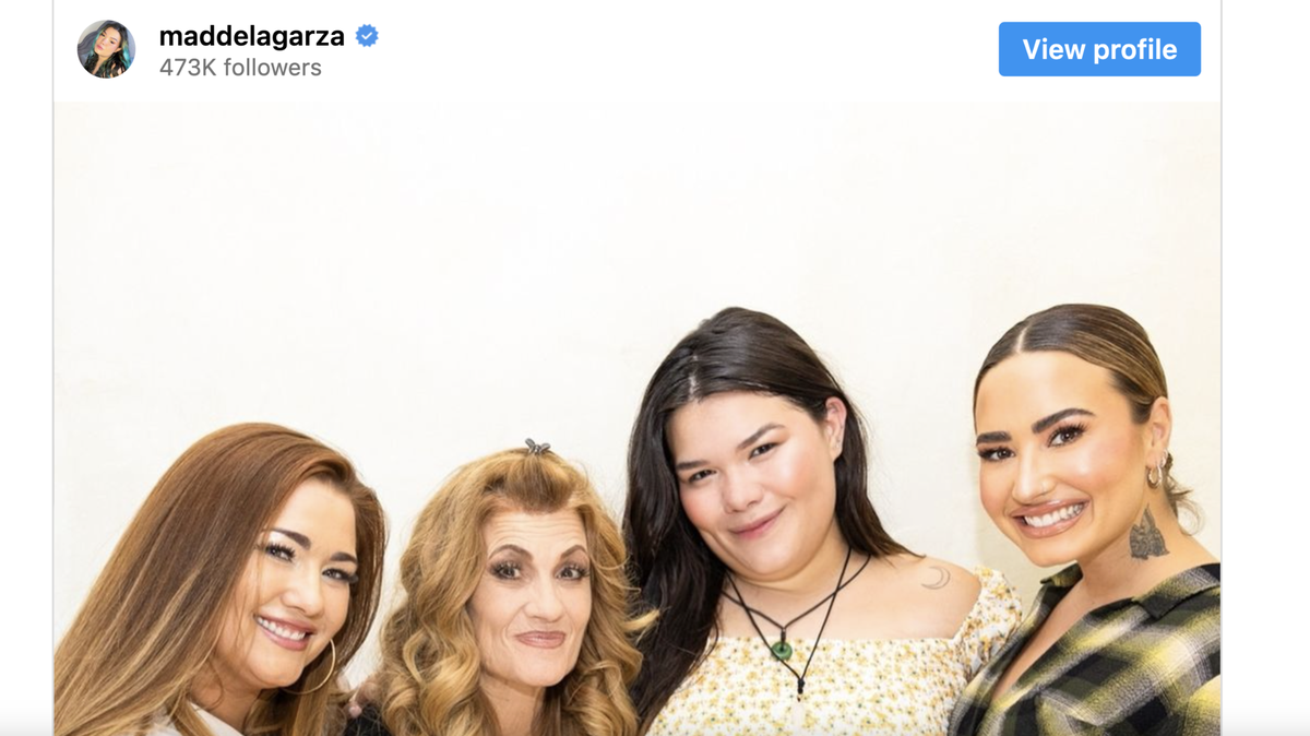 Madi De La Garza (second from right), Demi Lovato (right) with their family Screengrab from Madi De La Garza’s Instagram page