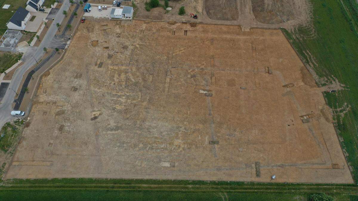 Archaeologists found the ruins of a settlement that was abandoned in the first half of the first century, according to officials in France.