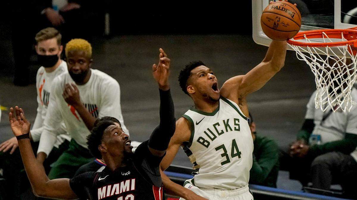 Giannis Antetokounmpo, los Bucks (34), falla una clavada sobre Bam Adebayo, del Heat (13) el sábado 15 de mayo de 2021 en Milwaukee.