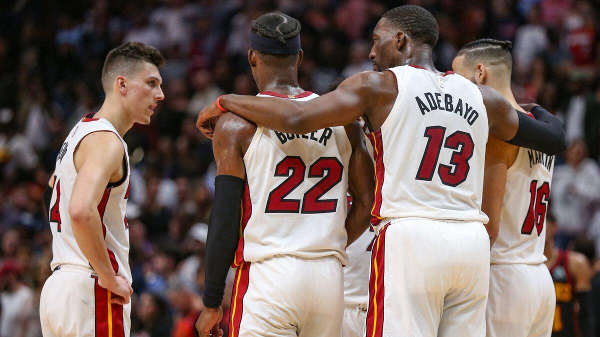 Los jugadores del Heat Tyler Herro (14), Jimmy Butler (22) y Bam Adebayo (13), en un juego contra los Hawks en Miami el 8 de abril de 2022, es la base del equipo para temporada 2024-2025.