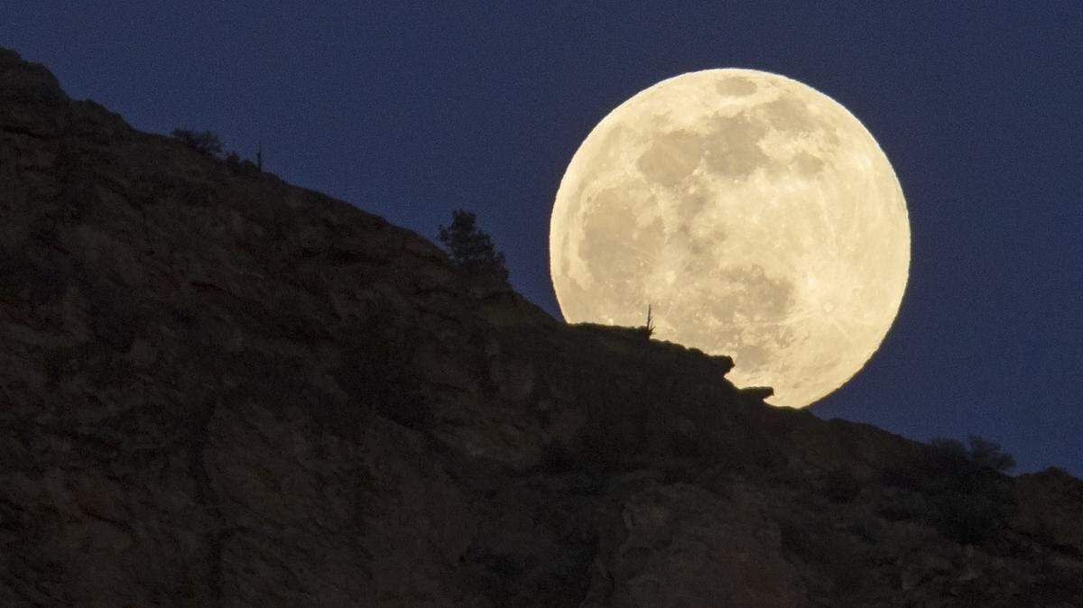 New evidence from Uppsala University in Sweden suggests the moon may play a role in how well we sleep, particularly men.