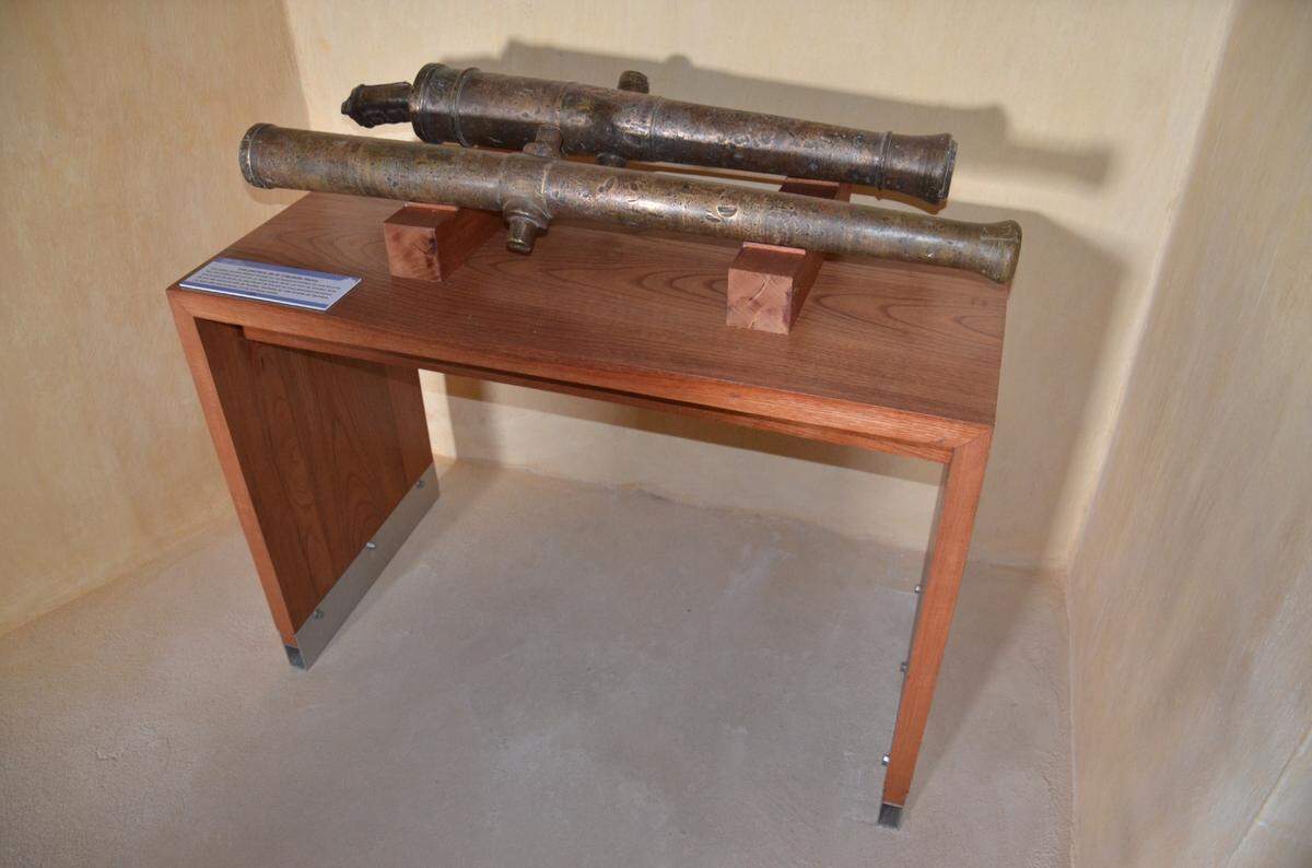 Una docena de empleados de la Citadelle Henry de Haití están actualmente encarcelados después de que desaparecieran dos cañones del interior de un museo cerrado con llave en la fortaleza situada en la cima de una montaña, en la ciudad septentrional de Milot. Semanas después, la UNESCO aún no ha sido informada del robo.