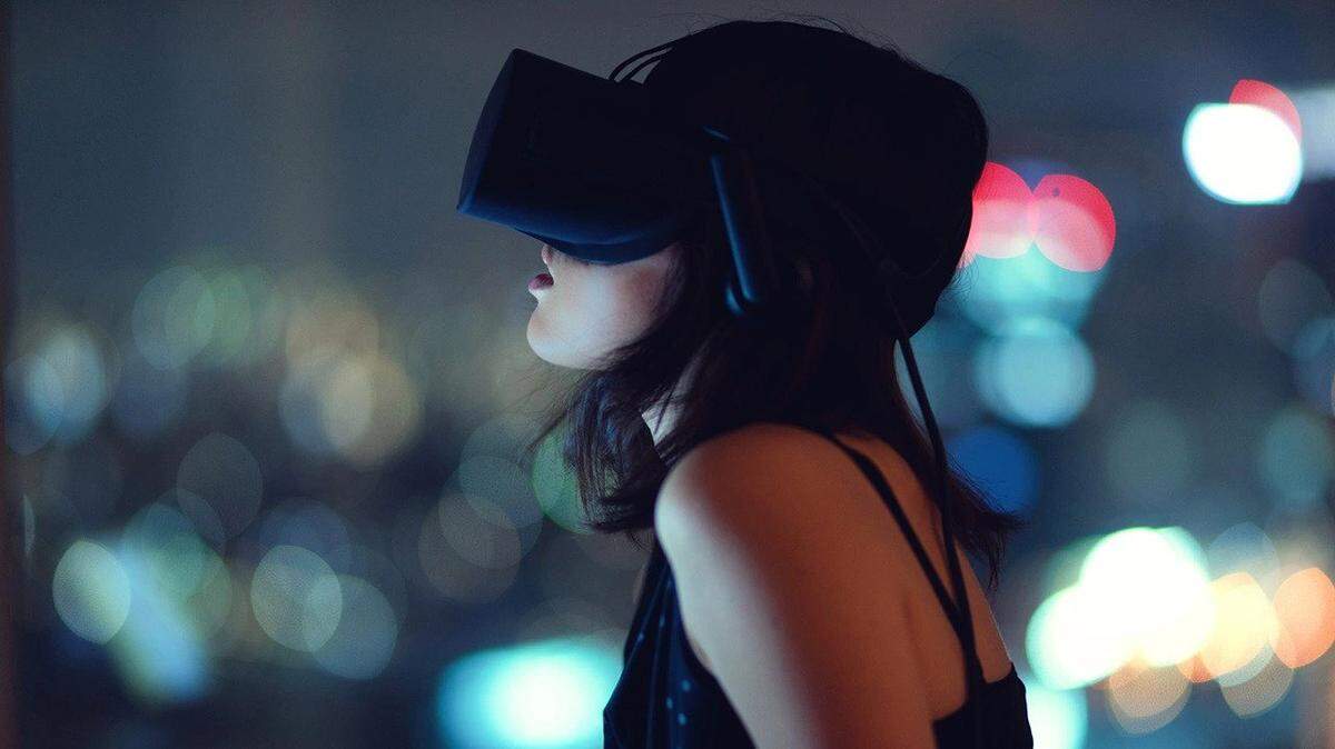 La sensación de presencia en el metaverso se consigue mediante tecnologías de realidad virtual, como las pantallas montadas en la cabeza.