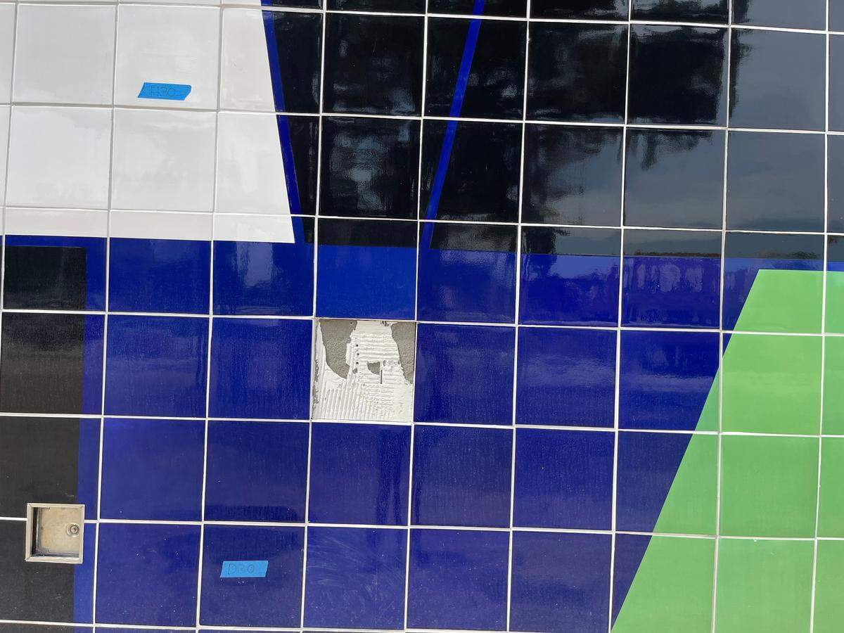 Faltan varios azulejos de "Morris Lapidus" en la pared norte del Centro de Convenciones de Miami Beach. Amanda Rosa