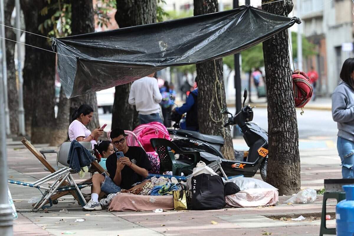 CARACAS, VENEZUELA - JUNE 25: Residents sit beside belongings as they take shelter on a street after a magnitude 7.2 earthquake struck Venezuela and other regions in the Caribbean on June 25, 2026 in Caracas, Venezuela. According to the U.S. Geological Survey (USGS), the main earthquake was followed by a 7.5-magnitude aftershock less than a minute later. The number of victims increased to 164 and over a thousand injured. (Photo by Edilzon Gamez/Getty Images)