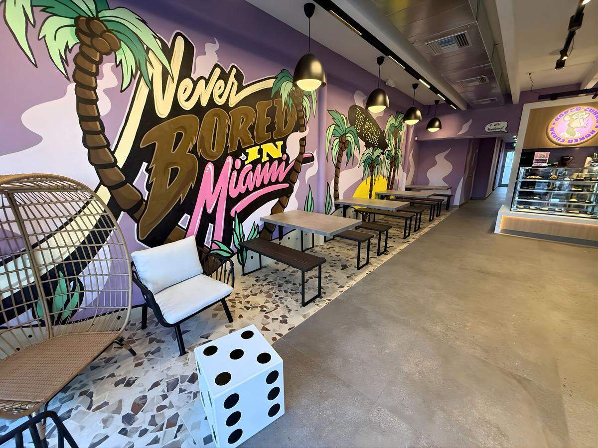 El interior del nuevo restaurante fast-casual Bored Cuban en South Miami, donde “Never Bored in Miami” es un lema.