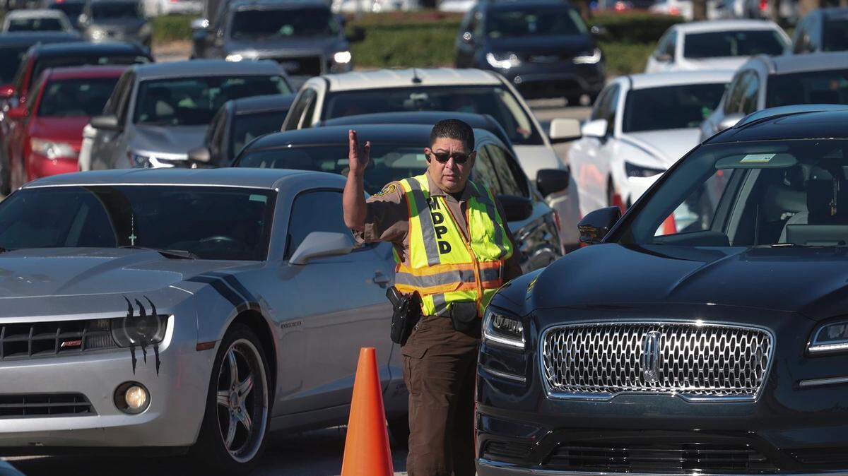 Long lines for COVID-19 testing and vaccinations are formed as Miami-Dade Police keep the traffic flowing in and out of Tropical Park, a vaccination and testing site in Miami-Dades Westchester neighborhood, on Thursday, December 23, 2021.