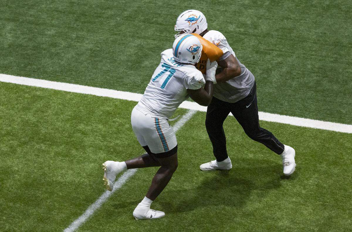 Miami Dolphins offensive tackles Kion Smith (71) and Kendall Lamm (70) run drills during a team practice session at the Baptist Health Training Complex on Wednesday, Sept. 10, 2025, in Miami Gardens, Fla.