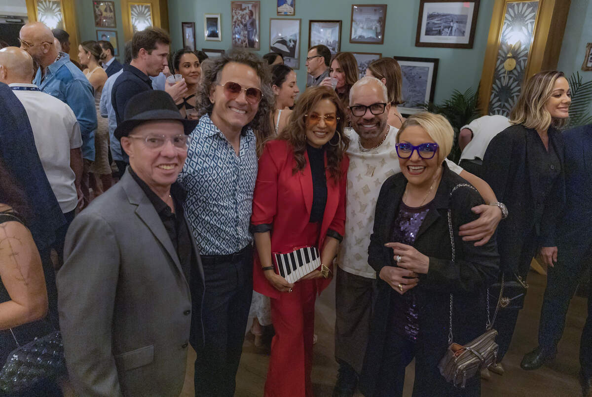 De izquierda a derecha: Nelson Mendoza, Yoel del Sol, Lena Burke, Pedro Tony y Malena Burke, compartiendo en la barra de “Muerto de risa – El último Show de Álvarez Guedes”, producido por Loud And Live Company.