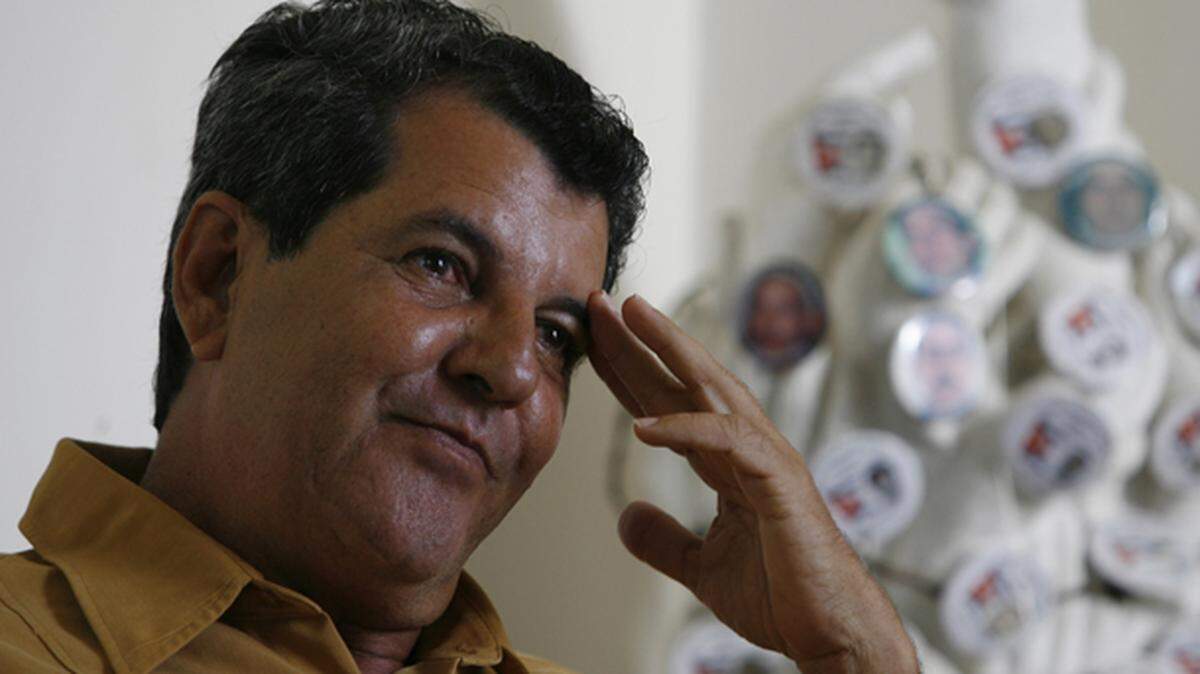 El activista cubano Oswaldo Payá durante una entrevista con Associated Press en La Habana, Cuba, en 2006.