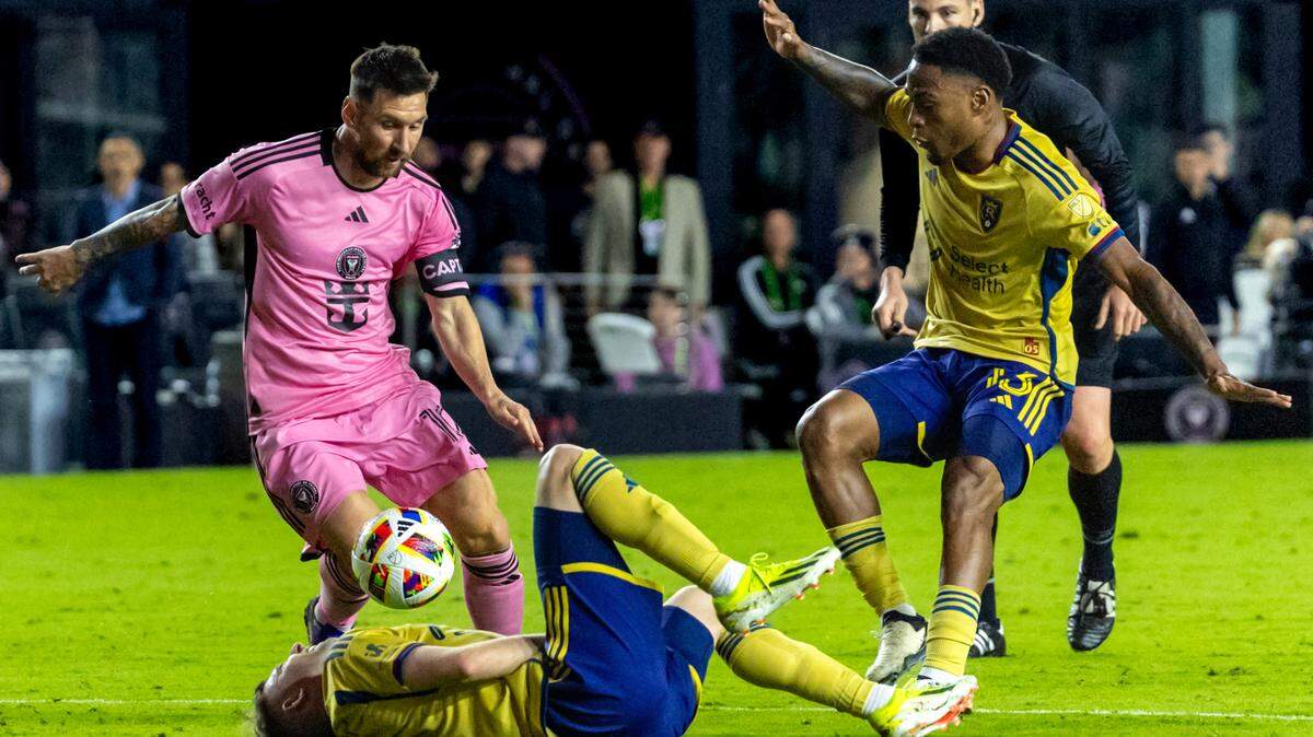 El delantero del Inter Miami Lionel Messi (10) pica el balón por encima del defensa del Real Salt Lake Andrew Brody, en la primera mitad del partido de la MLS celebrado el miércoles 21 de febrero de 2024 en el Chase Stadium en Fort Lauderdale, Florida.