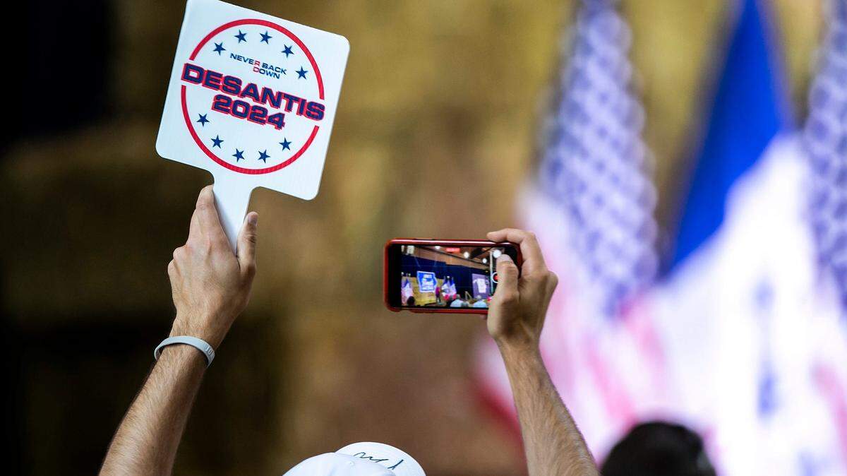 Supporters of Republican presidential candidate Florida Gov. Ron DeSantis hold fans during the annual Roast and Ride fundraiser for U.S. Sen. Joni Ernst, Saturday, June 3, 2023, at the Iowa State Fairgrounds in Des Moines, Iowa.