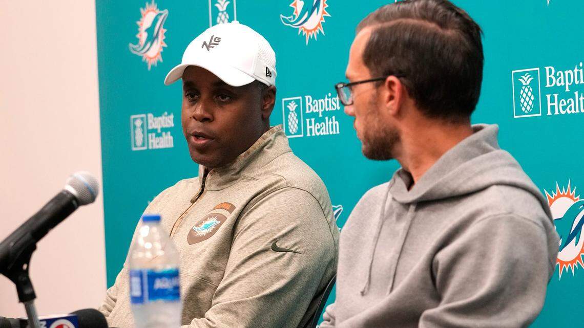 El gerente general de los Miami Dolphins, Chris Grier, a la izquierda, y el entrenador en jefe, Mike McDaniel, a la derecha, responden preguntas durante una conferencia de prensa en las instalaciones de entrenamiento del equipo de fútbol de la NFL, el lunes 16 de enero de 2023 en Miami Gardens, Florida.