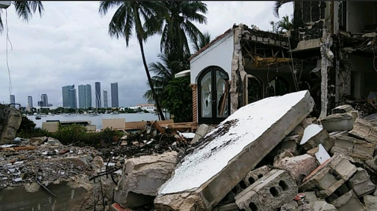Moishe Mana compró una villa mediterránea diseñada por August Geiger en 2013 y seis años después solicitó su demolición, luego la vendió antes de que fuera derribada. Arriba: Una foto de la antigua casa de Mana en Hibiscus Island.