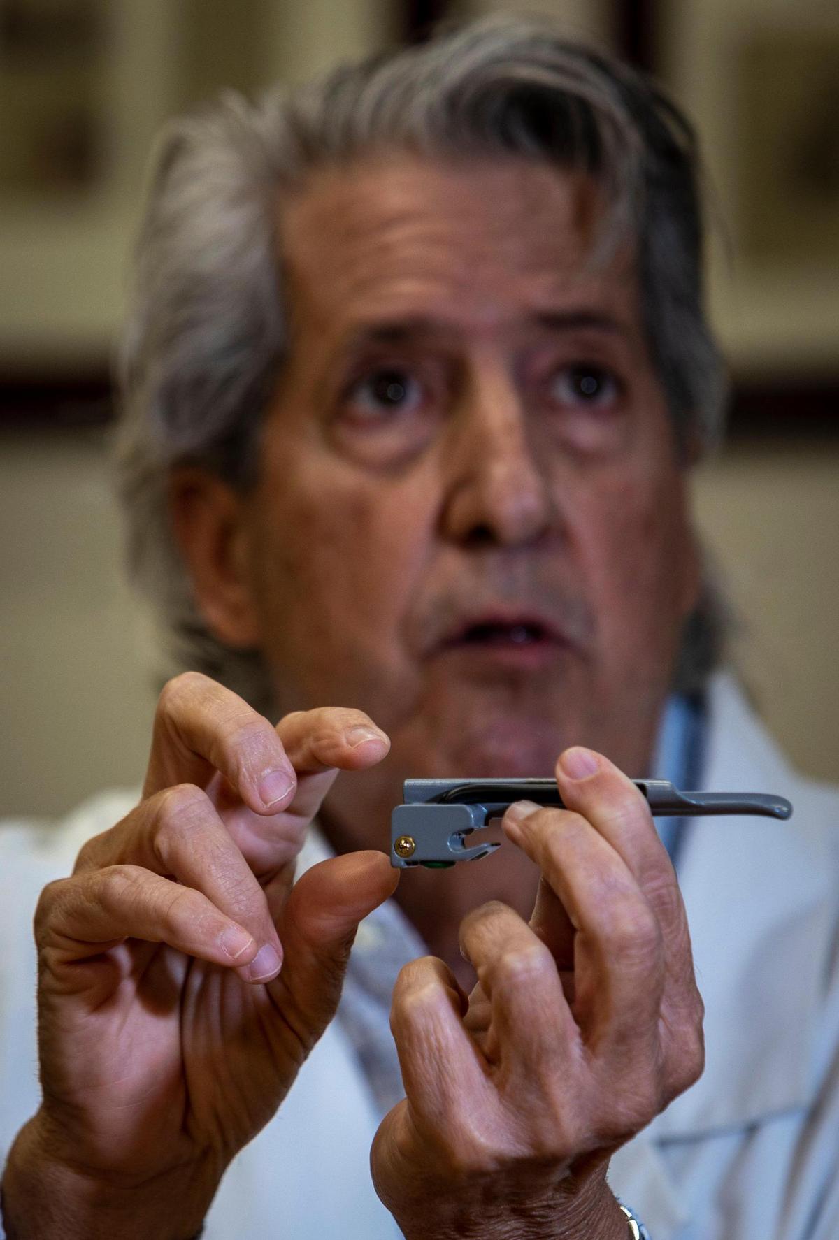 Miami, FL- 2 de diciembre de 2022 - El Dr. Jorge Pérez sostiene la hoja de un laringoscopio. Un laringoscopio se usa para intubar a los pacientes y como los cruceros normalmente no necesitan intubar a los bebés prematuros, el equipo médico a bordo solo tenía un dispositivo de tamaño adulto. El Dr. Jorge E. Pérez, un renombrado neonatólogo afincado en Miami, estuvo al teléfono con el equipo médico de un crucero toda la noche intentando salvar la vida de un bebé prematuro y de su madre.