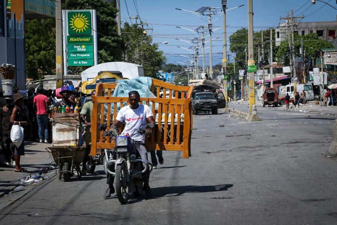 Gang attacks in the Delmas 30 neighborhood of Port-au-Prince sent residents running into the streets carrying bed frames and pushing wheelbarrows.