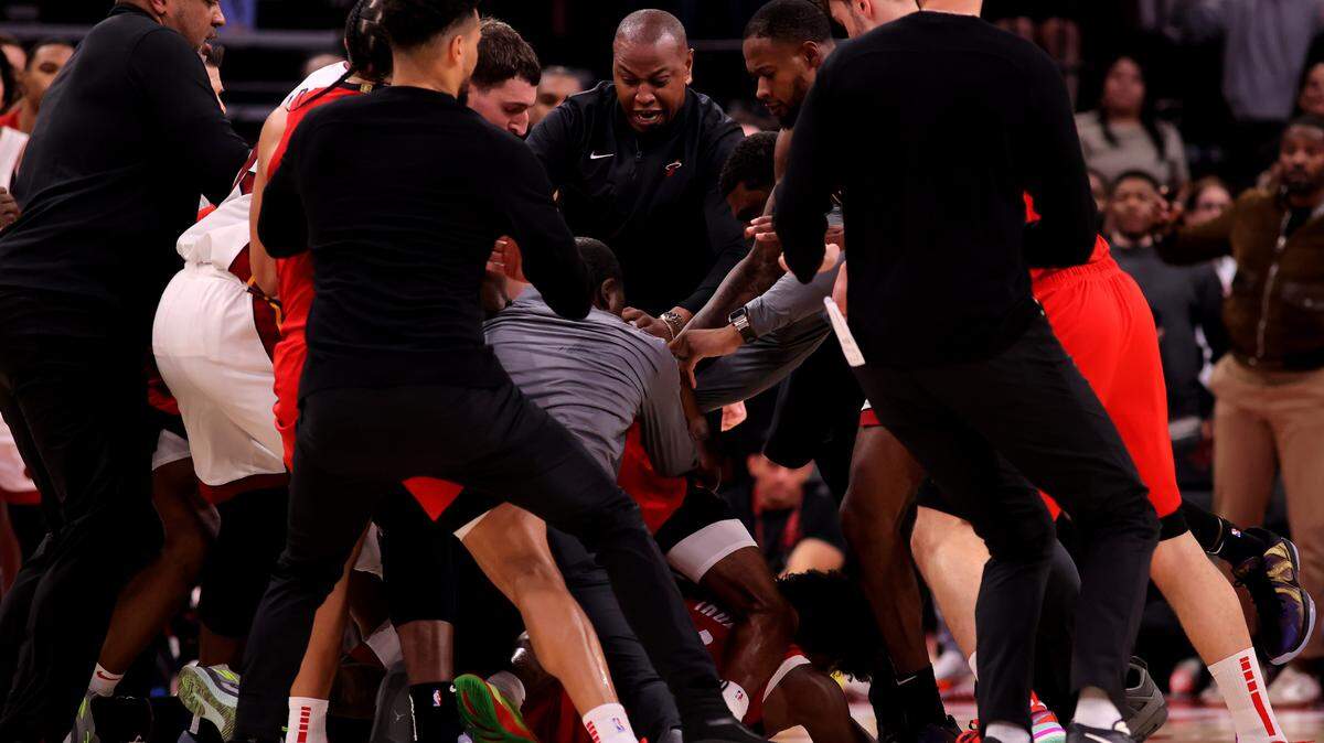 Houston Rockets and Miami Heat players break up a fight between Houston Rockets guard Amen Thompson (1) and Miami Heat guard Tyler Herro (14) during the fourth quarter at Toyota Center.