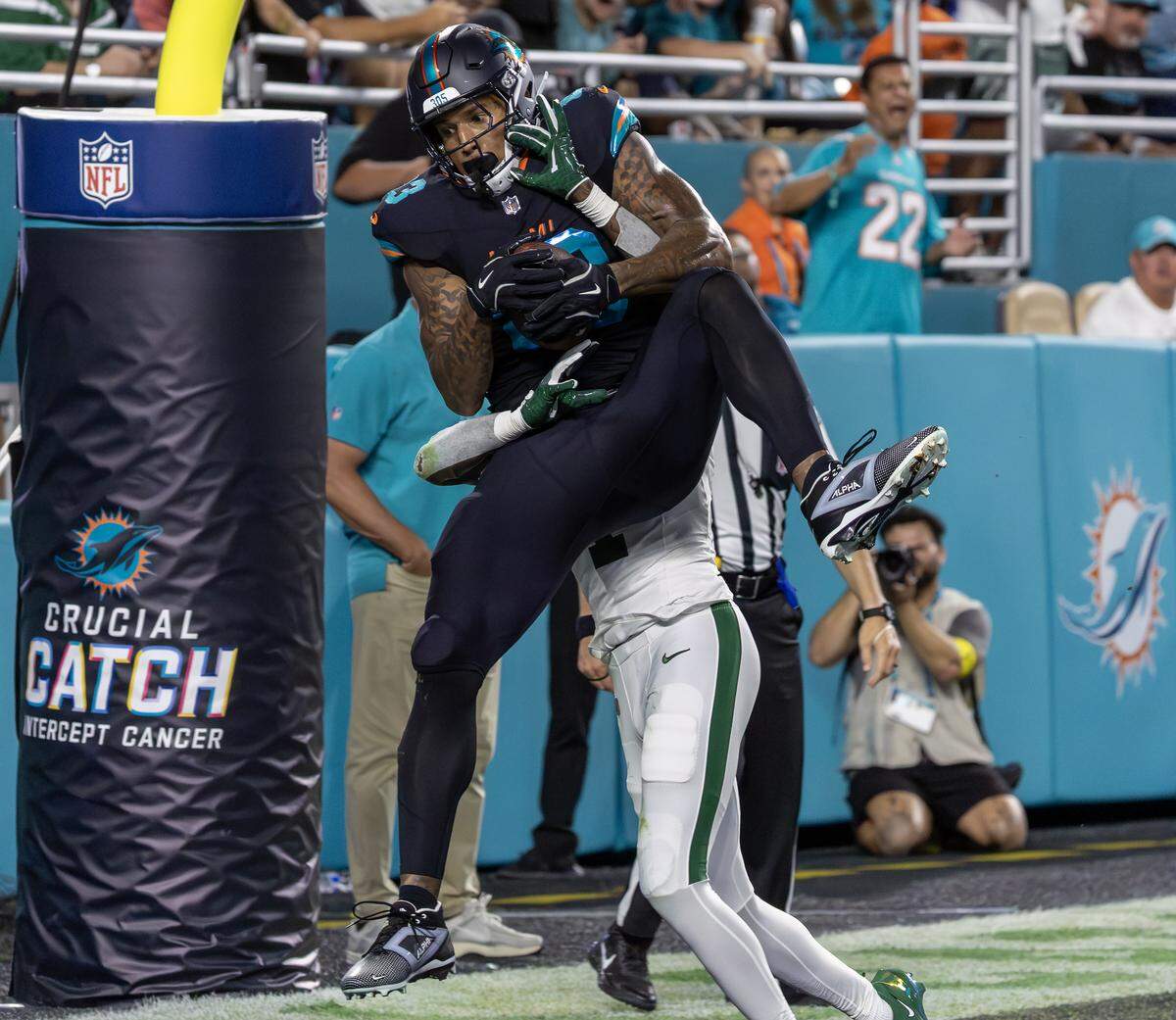 Miami Dolphins tight end Darren Waller (83) hauls in a touchdown pass as New York Jets cornerback Sauce Gardner (1) defends during the first half of an NFL game at Hard Rock Stadium on Monday, Sept. 29, 2025, in Miami Gardens, Fla.