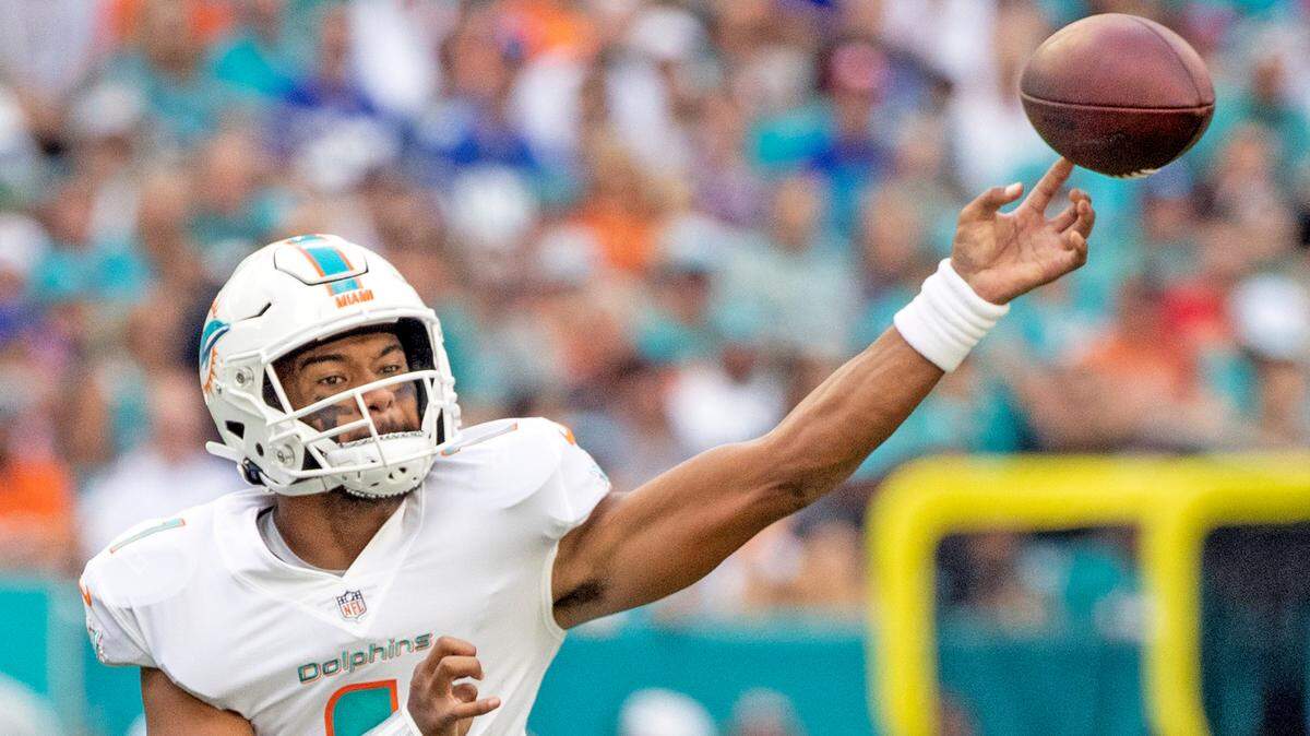 Miami Dolphins quarterback Tua Tagovailoa (1) throws a pass against the New York Giants in the second quarter at Hard Rock Stadium in Miami Gardens on Sunday, December 5, 2021. ( Al Diaz Photo / Miami Herald )