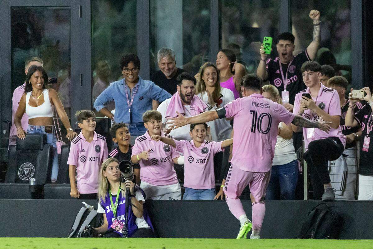 Lionel Messi celebrates with his family after scoring the game-winning goal against Cruz Azul.