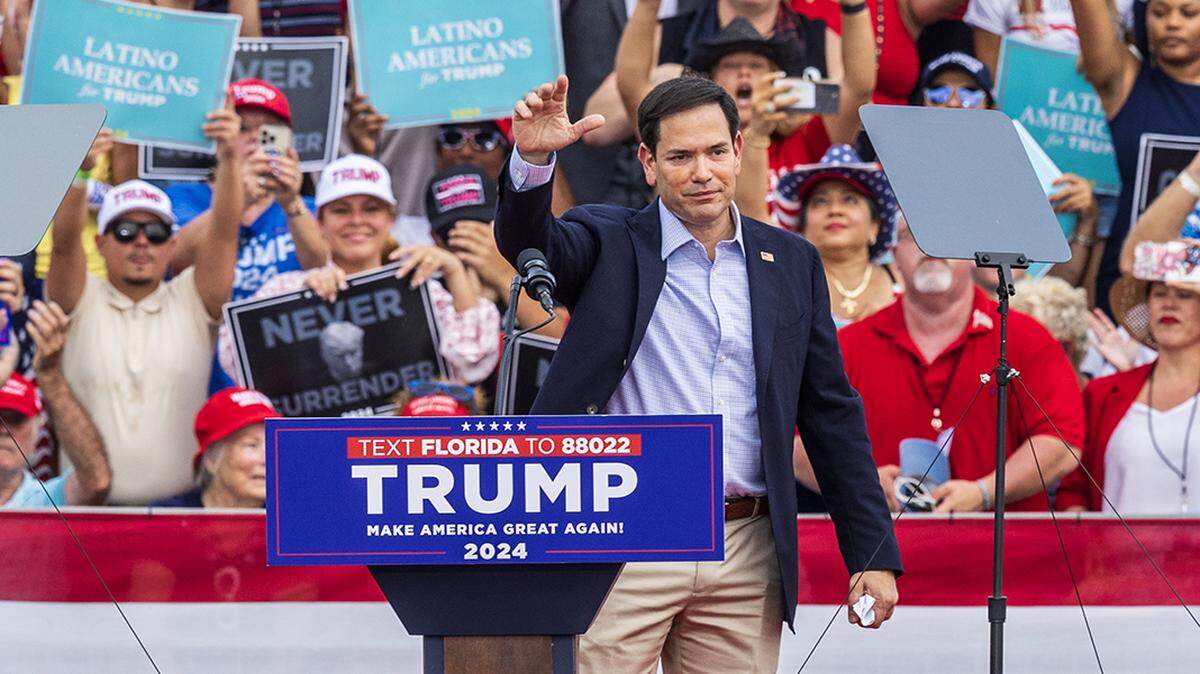 EL SENADOR estadounidense de Florida, Marcos Rubio, reacciona durante un mitin del expresidente Donald Trump en el Trump National Doral Miami, en Doral, el martes 9 de julio de 2024.