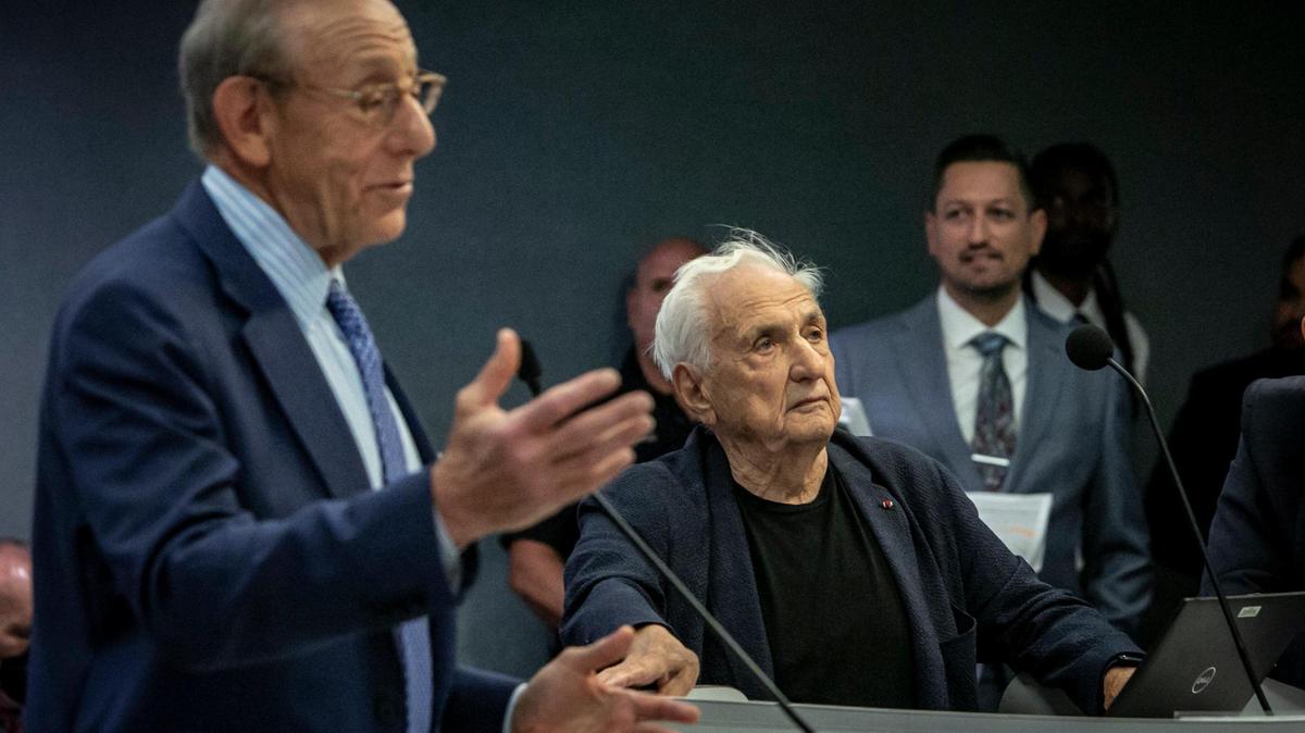 Dolphins owner Stephen Ross, left, speaks to the Miami Beach Commission on Wednesday, July 20, 2022, as architect Frank Gehry listens before the start of a presentation regarding the development of the Deauville site in Miami Beach.
